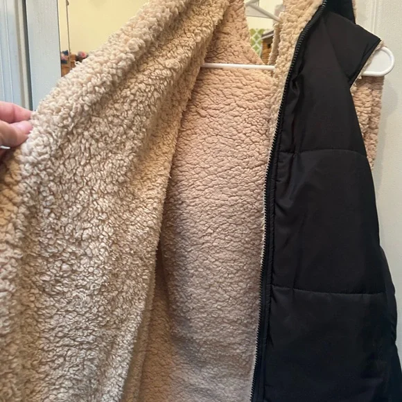 Black Puffer Vest - Picture 2 of 3